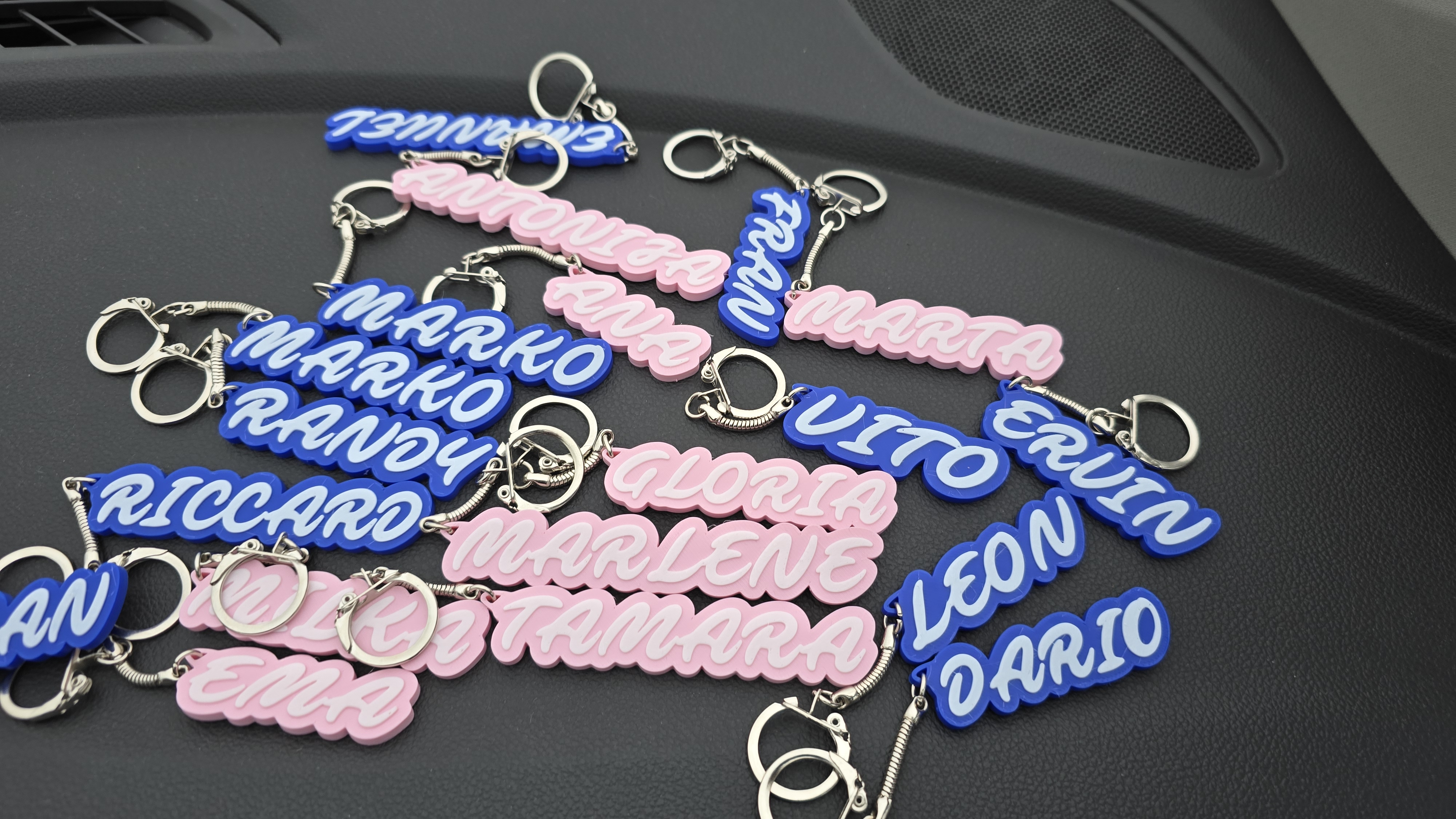 Personalizirani privjesci s imenom u raznim bojama 