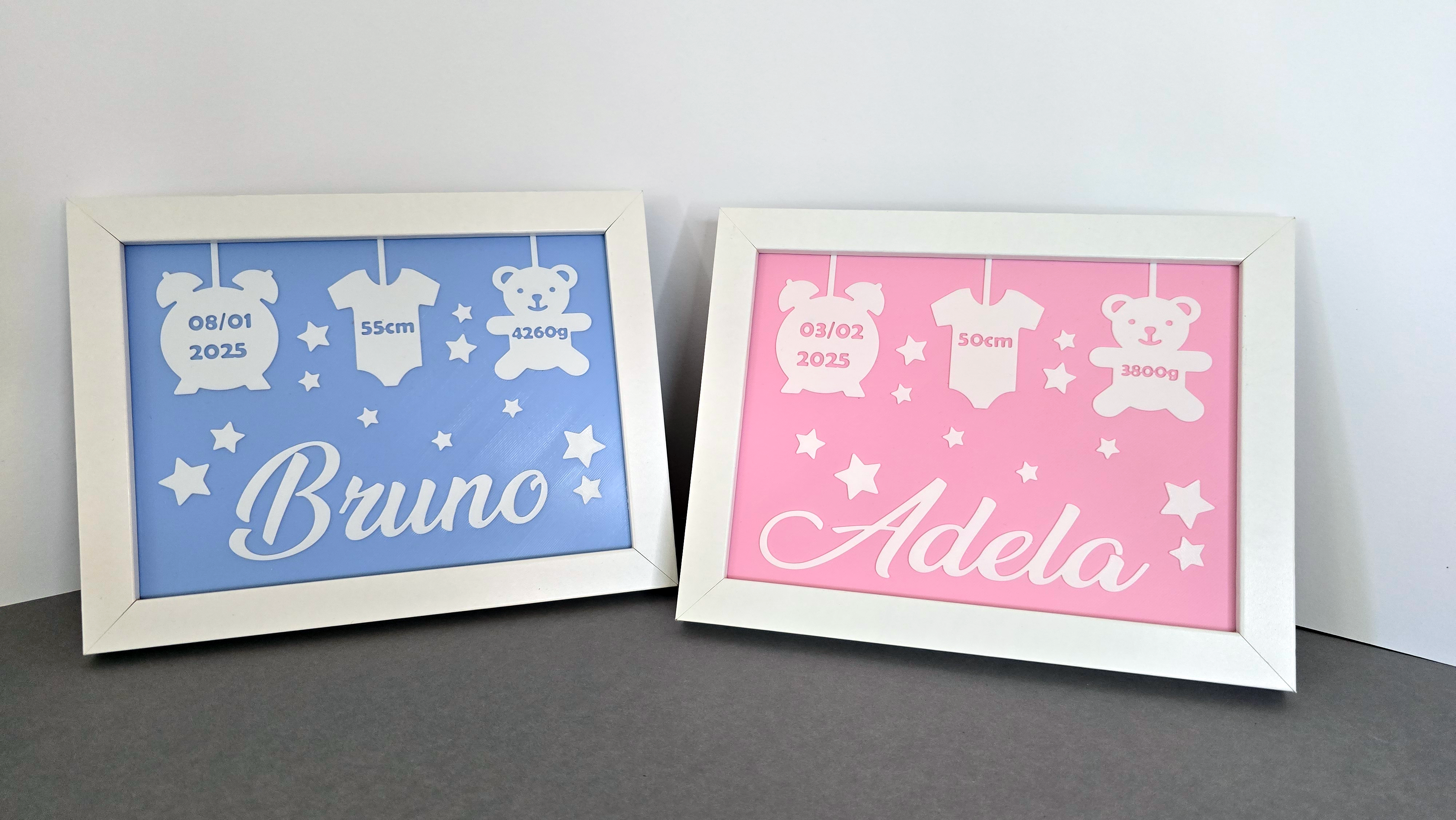 Personalizirani 3d printani okvir za bebe s imenom, datumom rođenja, težinom i dužinom, u plavoj i ružičastoj boji, u bijelom okviru.
