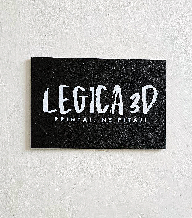 Crna pkiča s bijelim slovima Legica 3d - printaj ne pitaj!